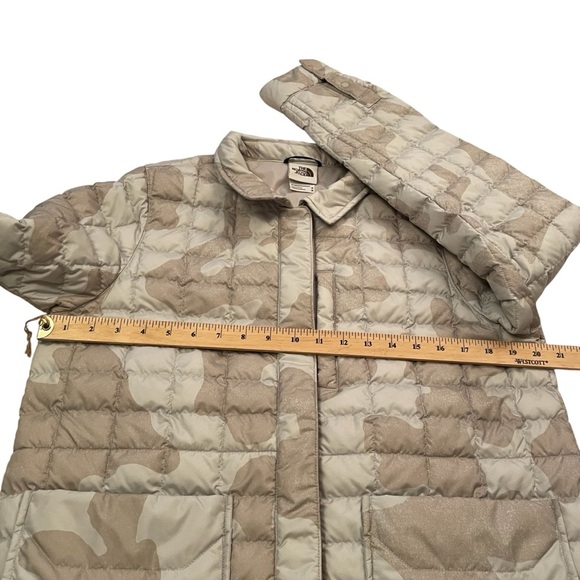 The North Face Women's
ThermoBall Eco Snap Jacket-Size Medium-Dove Grey Camo - Picture 9 of 15